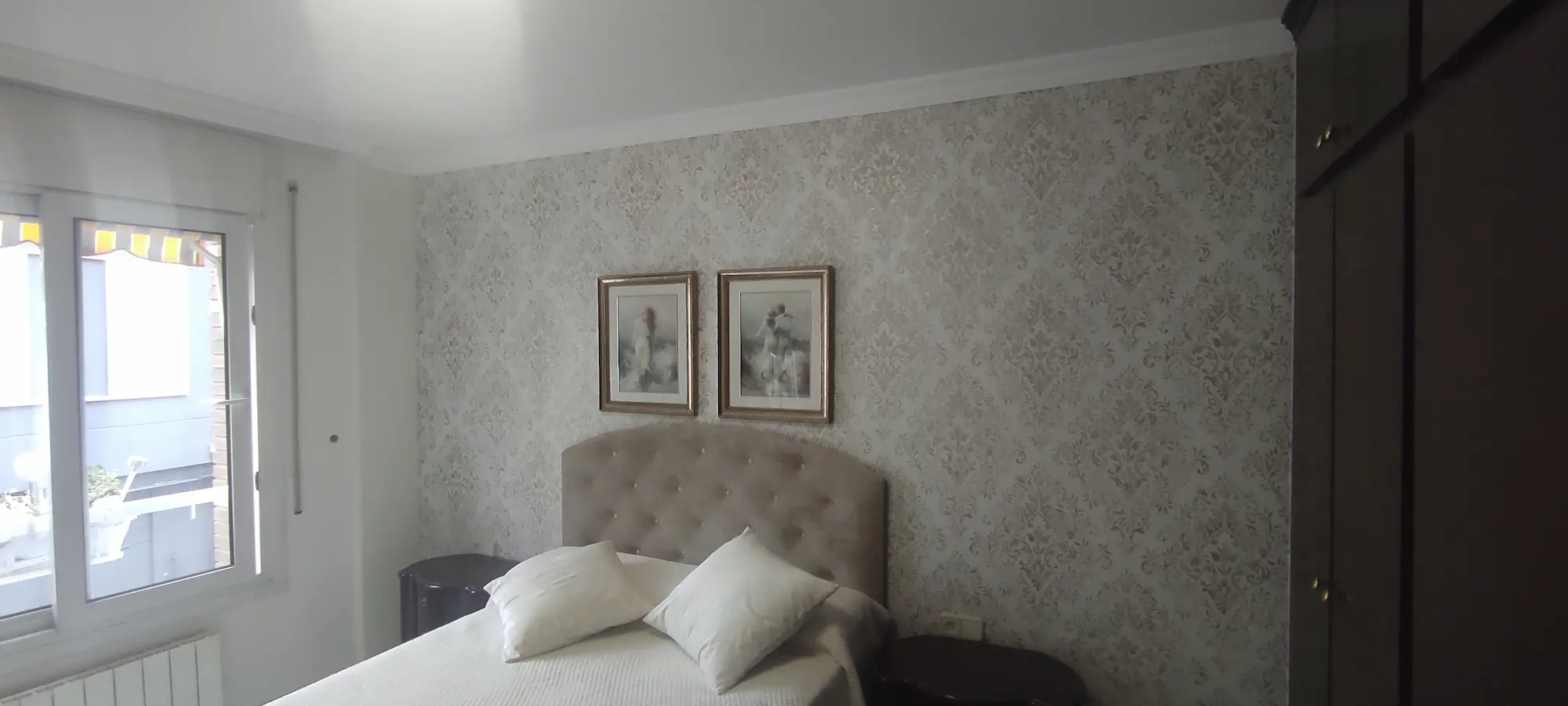Dormitorio con papel decorativo