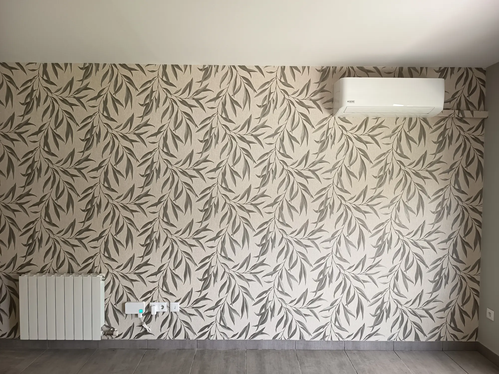Pared con papel pintado decorativo