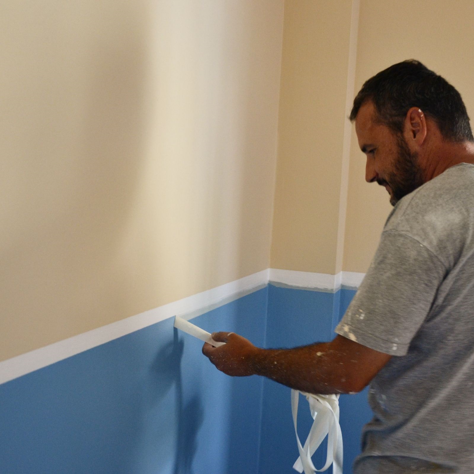 Pintor profesional preparando la superficie